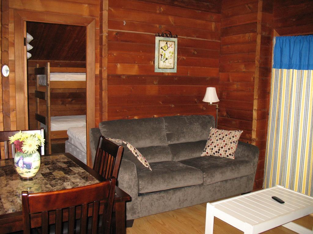 Forest Lake Camping Resort Lakefront Cabin 1 Advance Екстер'єр фото